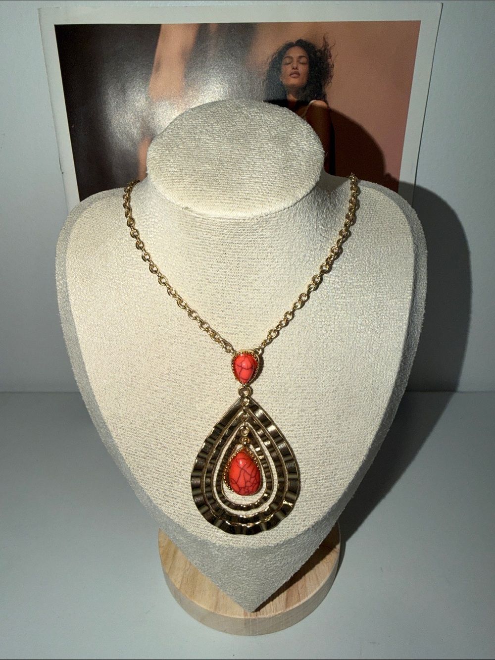 Vintage Style Gold Tone Coral Marble Gold Four Later Pendant Necklace